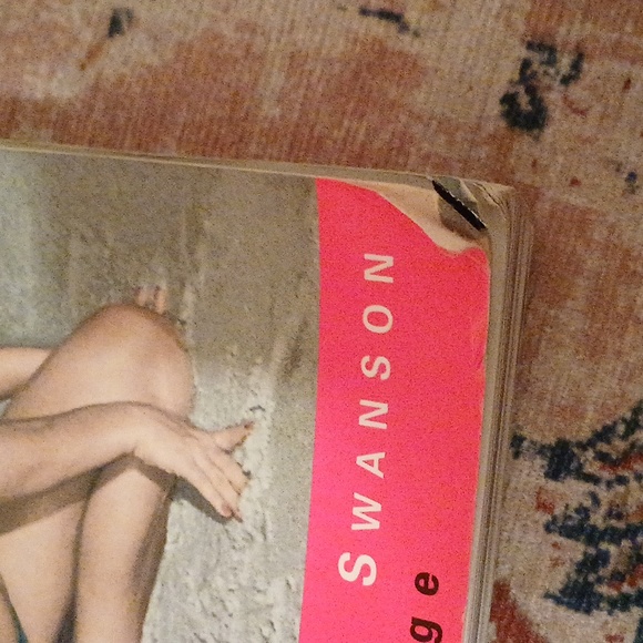 Bettie Page-The Life of a Legend book - Picture 3 of 3